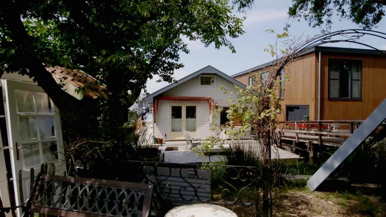 Houseboat Apartment With Water Terrace, Free Parking, Free Bikes & Fast Wifi 암스테르담 외부 사진